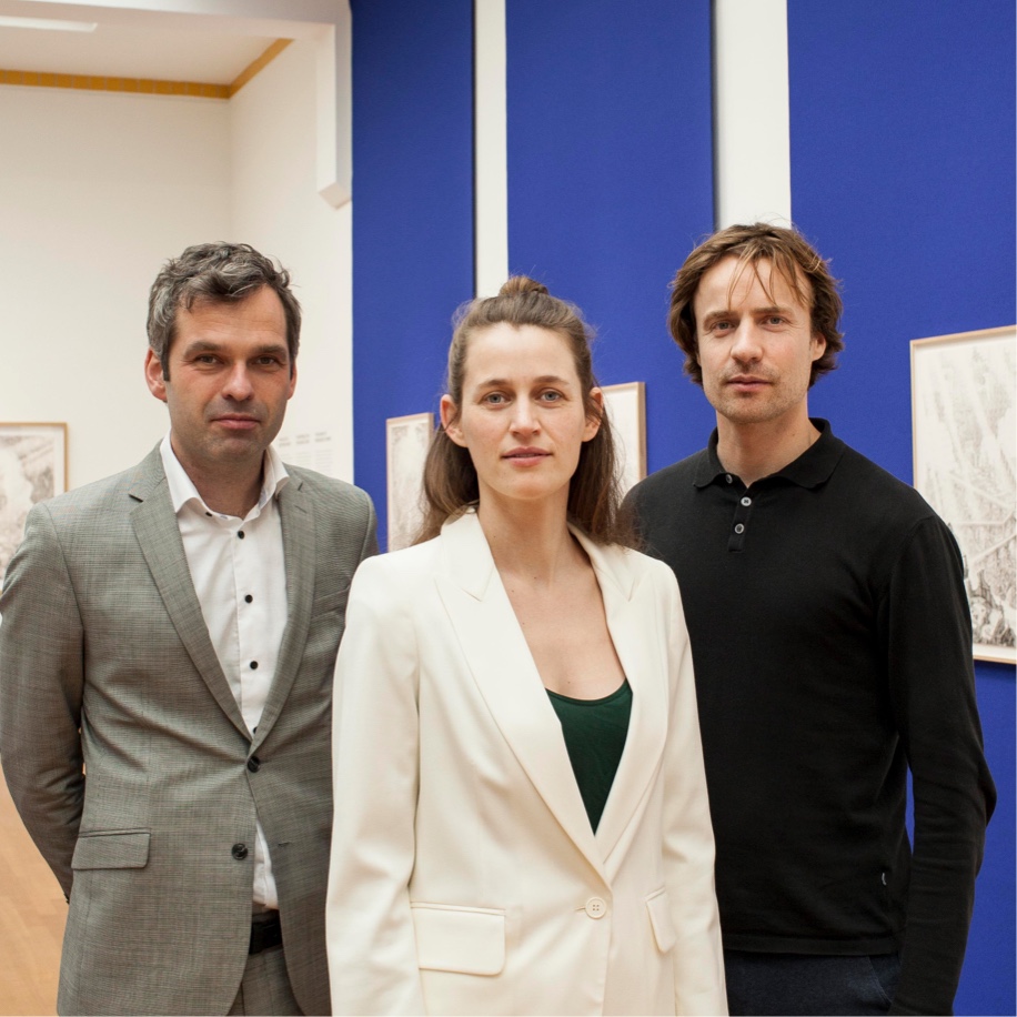 Carlijn Kingma, Thomas Bollen y Martijn Jeroen van der Linden de pie en una galería del Kunstmuseum Den Haag